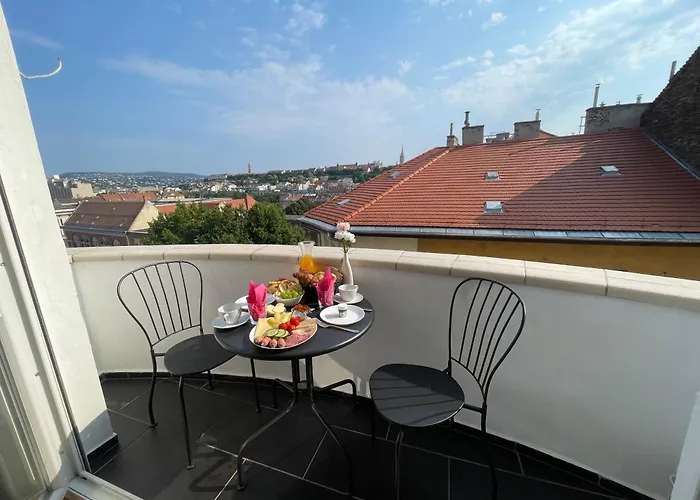 Budacastle Panoramic Luxurious Family Apt, Free Parking Included